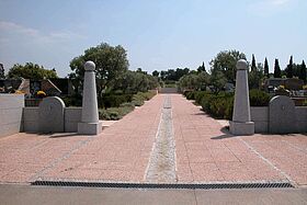 Cimetière de Réveilla - Allée principale