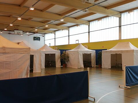 Installation du centre de consultation Covid19 dans le gymnase Pagnol