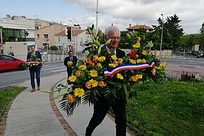 DEVOIR DE MEMOIRE – Gaby Charroux, maire de Martigues, rend hommage aux victimes de la déportation.